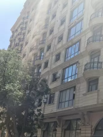İcərisəhər Axundov bagin yani 5 otaqlı mənzil satılır