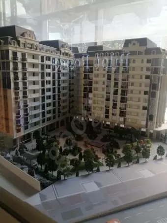 İcərisəhər Axundov bagin yani 5 otaqlı mənzil satılır