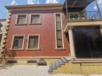 MASAZIR YENİ BAKI YAŞAYIŞ KOMPLEKSİNİN ARXASINDA QAZLI KUPÇALI MÜASİR ÜSLUBDA İNŞA EDİLMİŞ ZÖVQLÜ HƏYƏT EVİ SATILIR