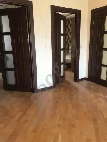 MASAZIR YENİ BAKI YAŞAYIŞ KOMPLEKSİNİN ARXASINDA QAZLI KUPÇALI MÜASİR ÜSLUBDA İNŞA EDİLMİŞ ZÖVQLÜ HƏYƏT EVİ SATILIR