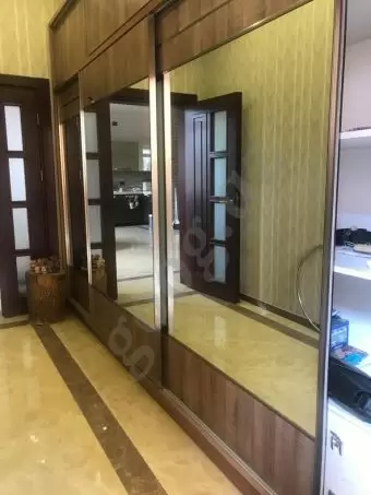 MASAZIR YENİ BAKI YAŞAYIŞ KOMPLEKSİNİN ARXASINDA QAZLI KUPÇALI MÜASİR ÜSLUBDA İNŞA EDİLMİŞ ZÖVQLÜ HƏYƏT EVİ SATILIR