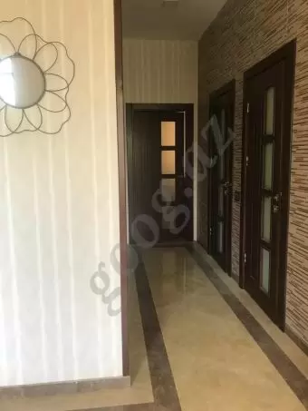 MASAZIR YENİ BAKI YAŞAYIŞ KOMPLEKSİNİN ARXASINDA QAZLI KUPÇALI MÜASİR ÜSLUBDA İNŞA EDİLMİŞ ZÖVQLÜ HƏYƏT EVİ SATILIR