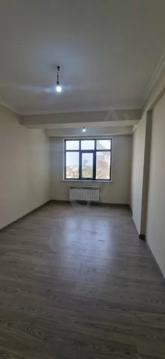 Bayraq Meydani yaxinliginda mənzil satilir