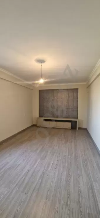 Bayraq Meydani yaxinliginda mənzil satilir